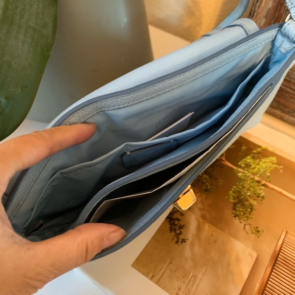 NWT Coach Clutch Pebble Leather Turnlock CrossBody Bag F52896 Pale Blue - Picture 6 of 6